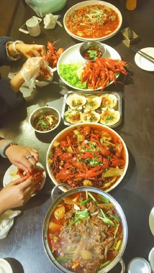 晚上美食诱人的图片 夜晚的美食图片