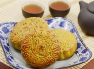 人物与月饼的拍摄照片 月饼与茶杯