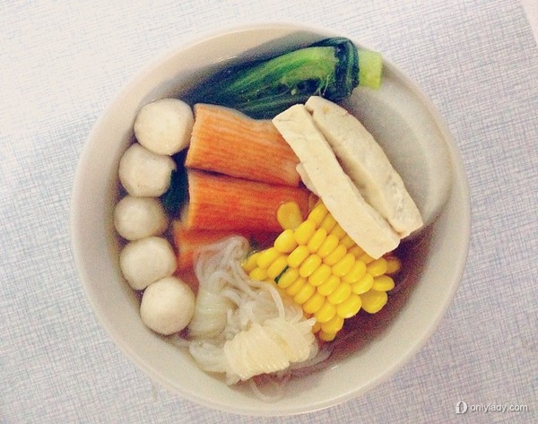冬天吃热腾腾的关东煮 带汤的关东煮暖胃文案