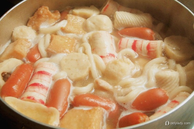 冬天吃热腾腾的关东煮 带汤的关东煮暖胃文案