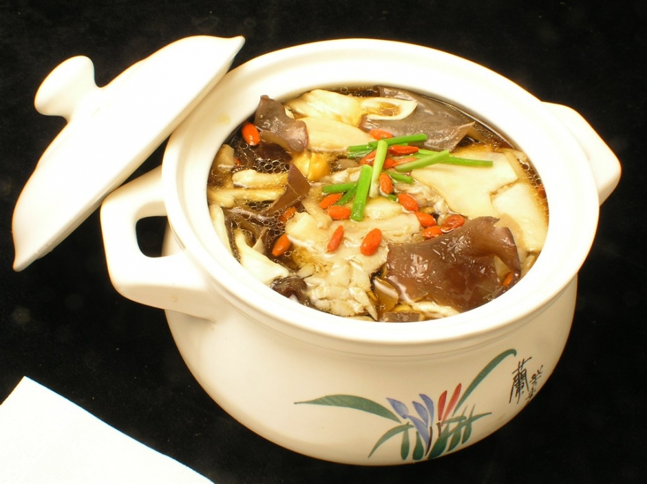 菌菇土鸡炭火锅图片 杂菌土鸡汤图片大全