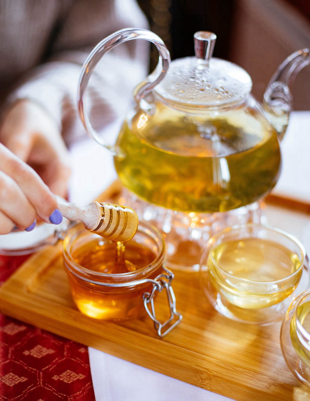 盛装在容器里晶莹剔透,诱人色泽的蜂蜜摄影美图