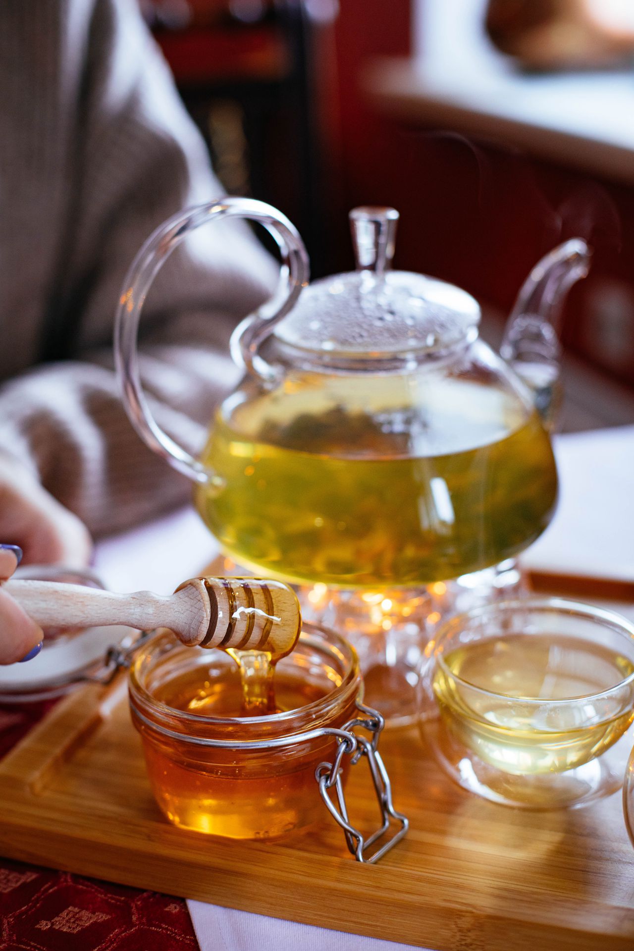 盛装在容器里晶莹剔透,诱人色泽的蜂蜜摄影美图