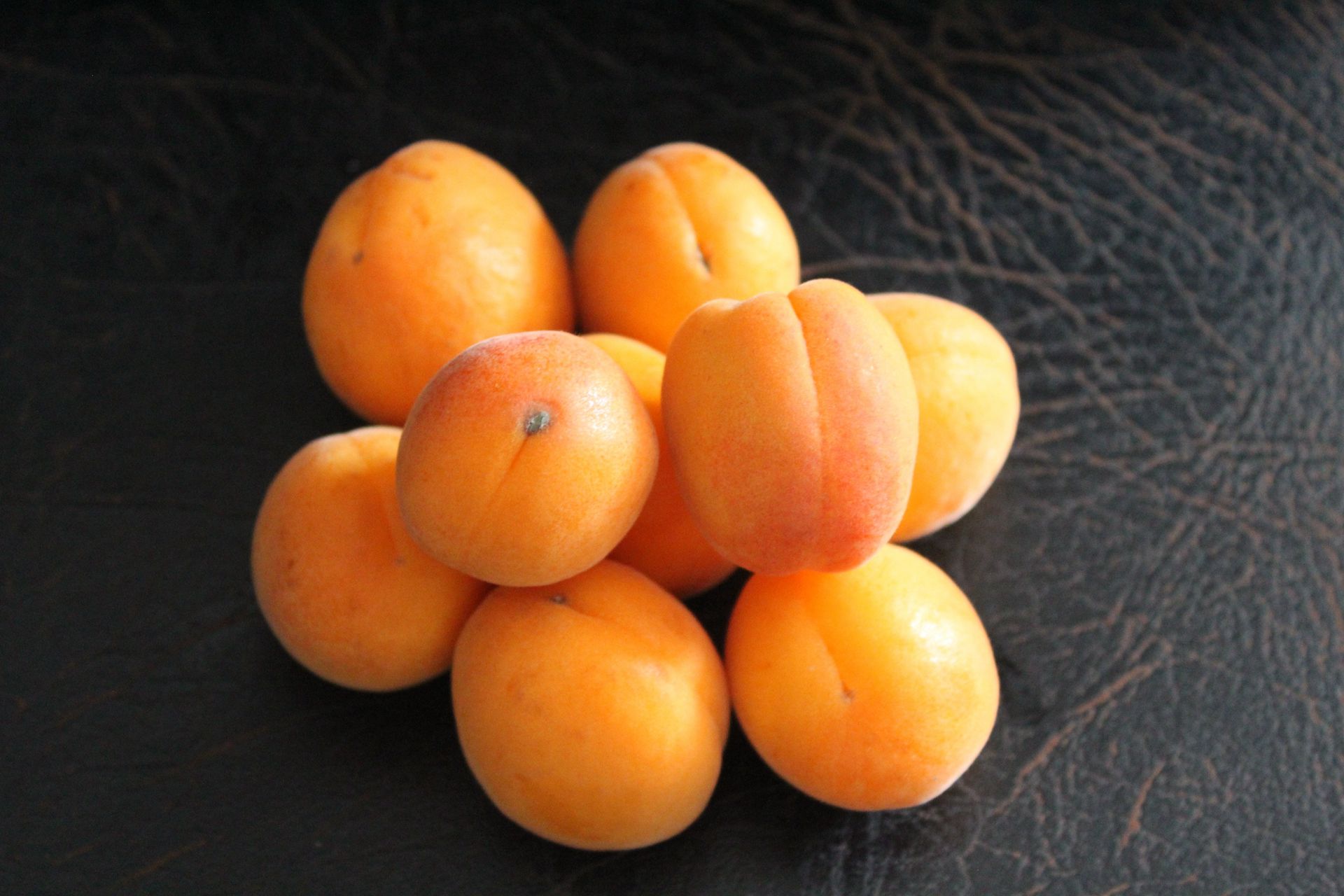 果实金黄,味甜多汁,熟透了的杏子果实高清静物摄影美图