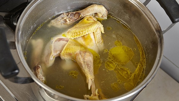鸽子汤禁忌放什么调料?喝鸽子汤最好别吃羊肉