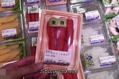 可爱的猫吃寿司 和猫玩的时候感觉它无精打采的