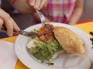 西式早餐汉堡的真实图片 芝士汉堡午餐图片