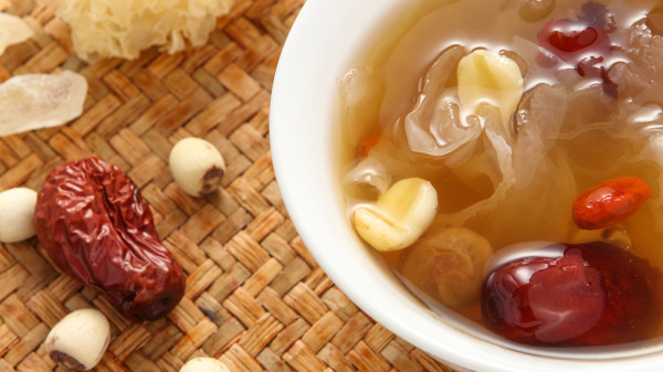 女性补血吃什么食物?女性补血可以喝银耳南瓜汤