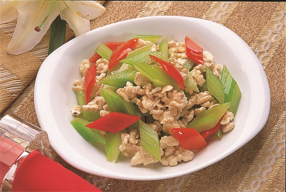 西芹桃仁凉菜怎么做 西芹桃仁凉菜做法