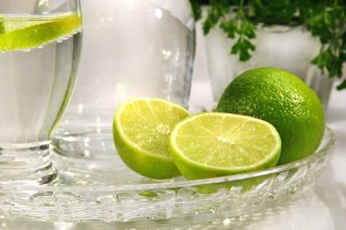 柠檬和什么搭配好泡茶 青柠檬水和黄柠檬水效果一样吗