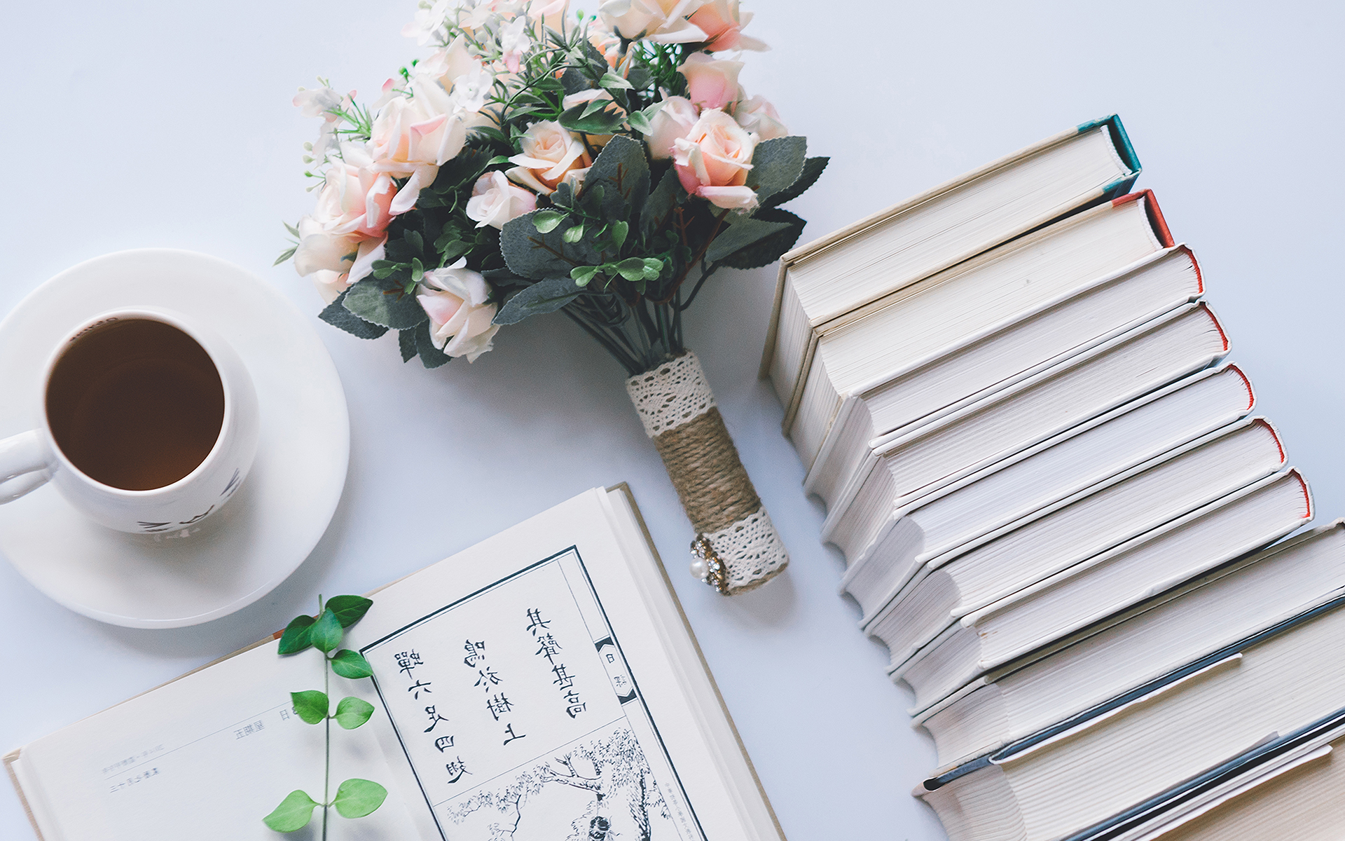咖啡玫瑰的唯美小清新图片 桌子上的咖啡和玫瑰图片